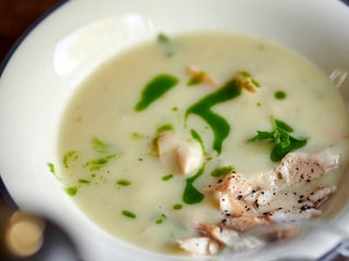 Soupe de pommes de terre à la truite fumée et huile de roquette