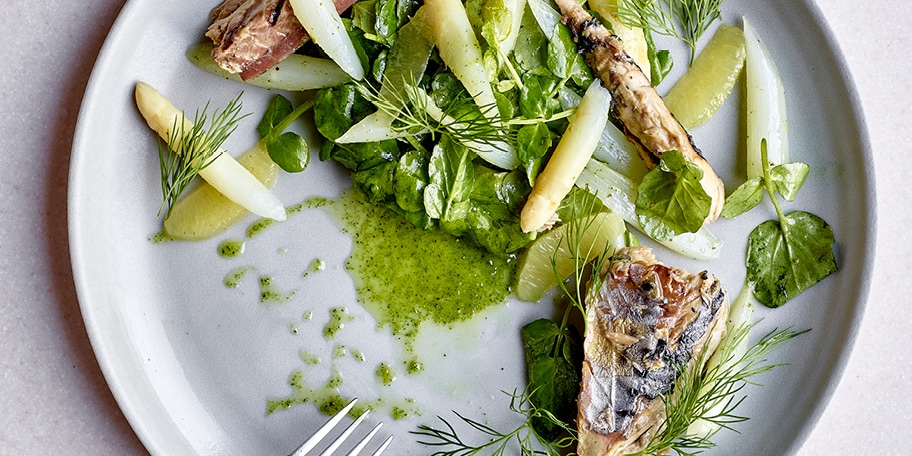 Aspergesalade met waterkers en gegrilde makreel