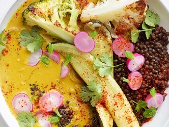 Légumes rôtis, lentilles beluga et sauce coco-curry