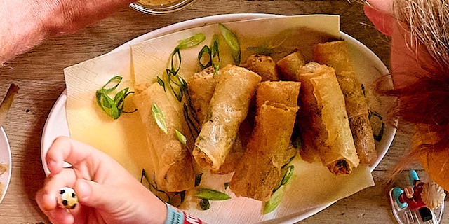 Mini loempias de légumes, sauce piquante