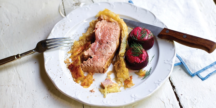 Épaule d’agneau en croûte de pommes de terre, betteraves au chèvre