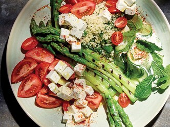 Salade à la feta, asperges grillées, tomates et boulgour