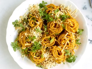 Spaghetti met pompoencrème en geitenkaas