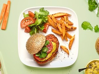 Vegetarische burgers met frietjes van zoete aardappel