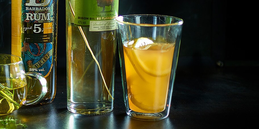 Warme cocktail wodka-appel-gember
