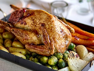 Pintade farcie au riz, légumes rôtis et jus de volaille aux airelles