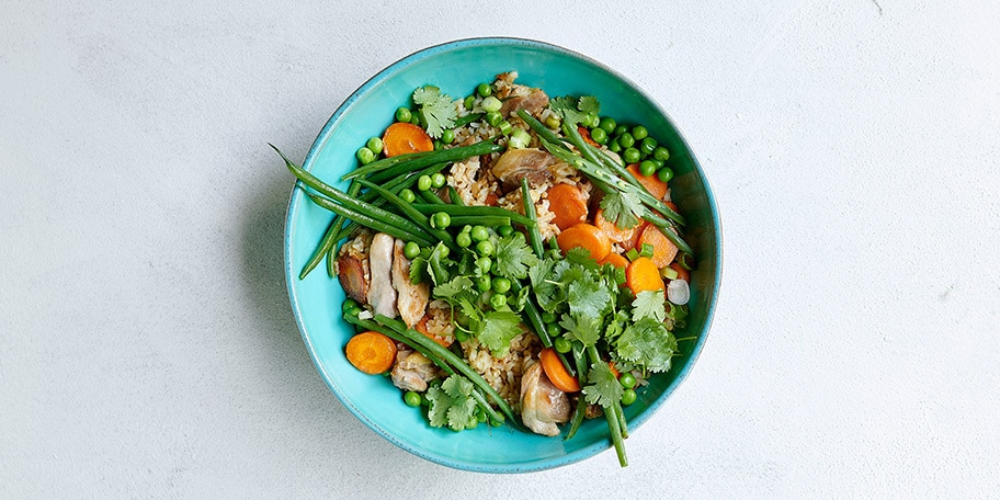 Riz sauté au poulet et aux légumes croquants