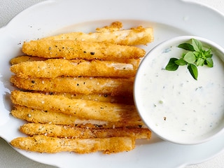 Gepaneerde asperges met yoghurtsaus