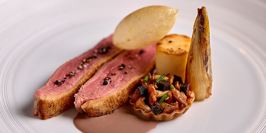 Magret de canard avec chicon à la truffe et tartelette aux girolles