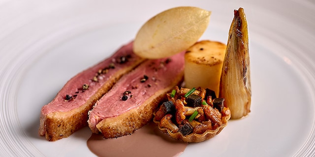 Magret de canard avec chicon à la truffe et tartelette aux girolles