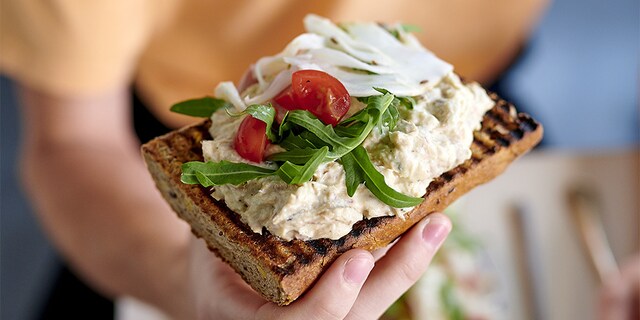 Toasts à la crème de maquereau et pickles de fenouil
