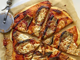 Homemade pizza met aubergines