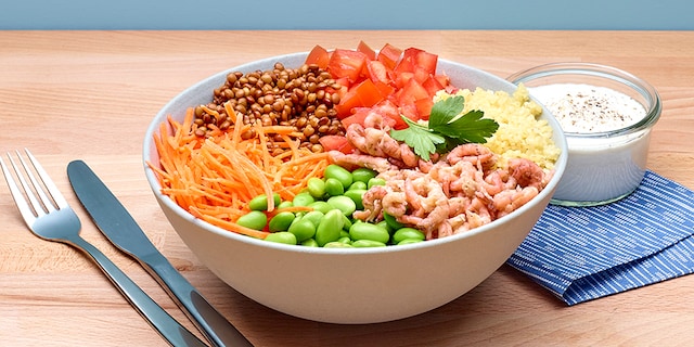 Buddha bowl met tomaat en grijze garnalen 