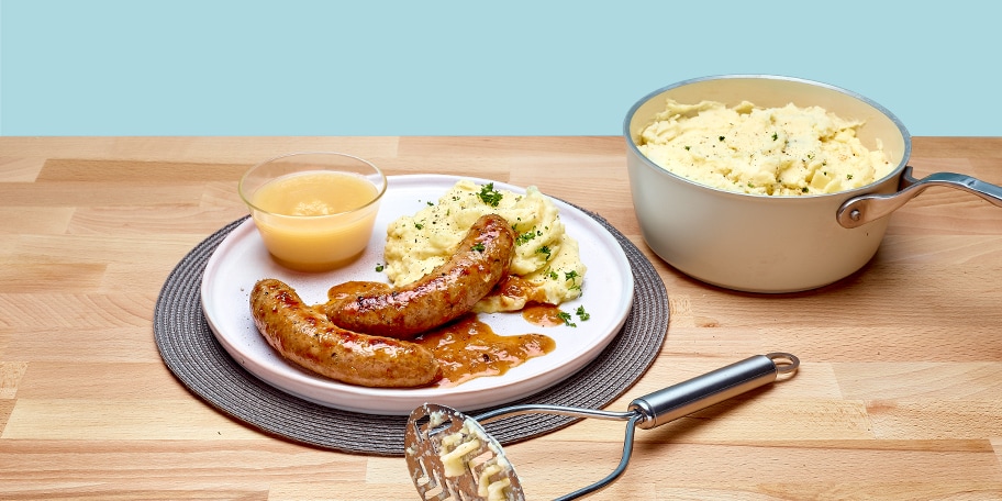 Saucisses aux oignons, compote et purée à la crème