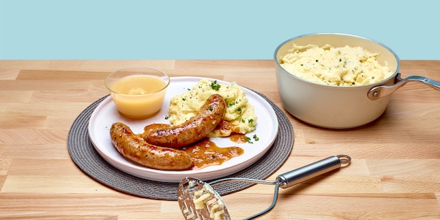 Saucisses aux oignons, compote et purée à la crème