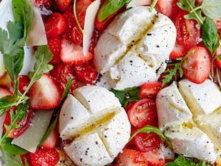 Salade aux tomates cerises crues et rôties, fraises et mozzarella