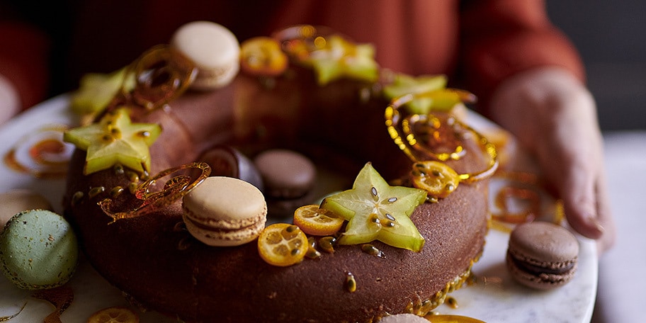 Couronne à la ricotta et au citron vert, sirop au rhum et fruits de la passion