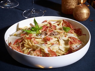 Linguine à la truffe, copeaux de parmesan et chips de coppa