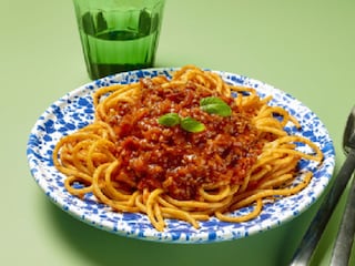 Snelle spaghetti bolognaise met basilicum