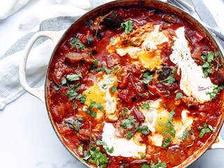 Oeufs au nid aux tomates, légumes et chorizo