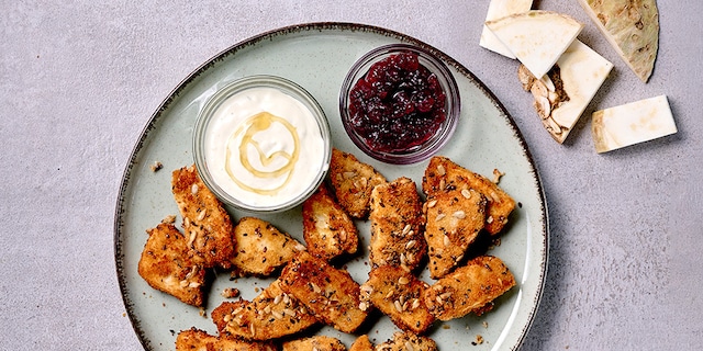 Nuggets de céleri-rave, sauce au roquefort et compote d’airelles