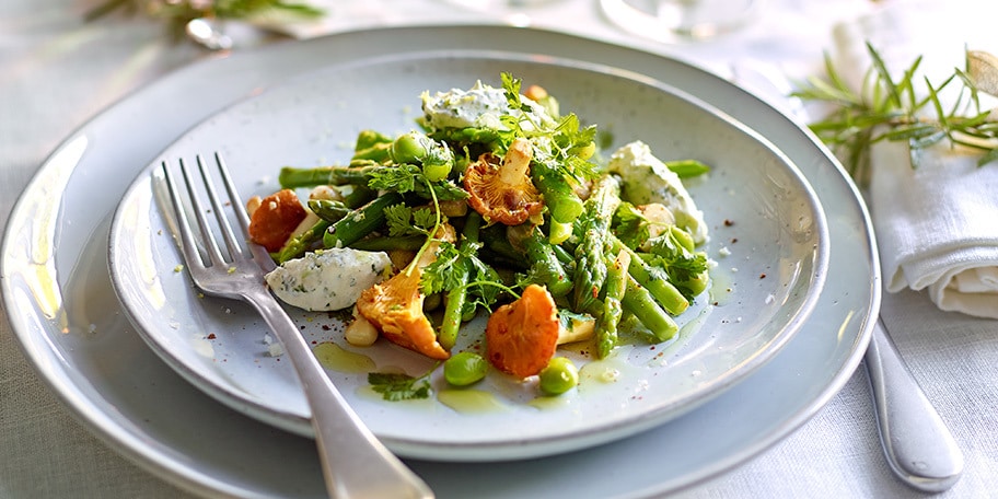 Fricassée d’asperges vertes, edamames et champignons des bois, chantilly aux fines herbes