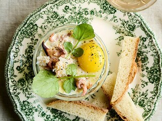 Cocotte-eitjes met schaaldieren en waterkers