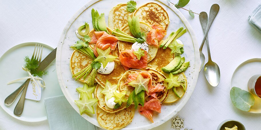 Pancakes met avocado en zalm