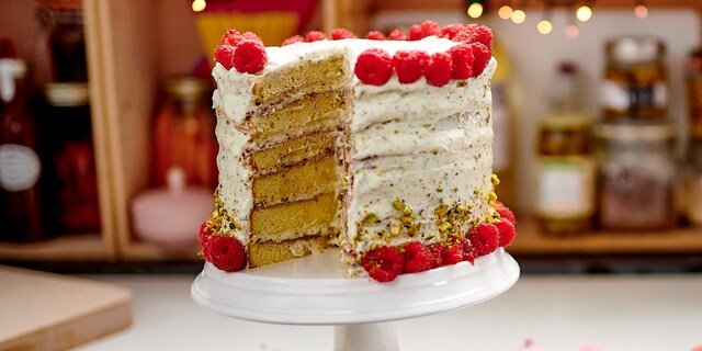 Layer cake met pistachenoten en frambozen
