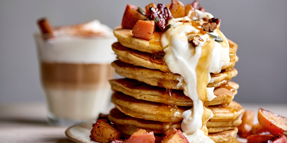 Pumpkinpancakes met appelen, pecannoten en skyr