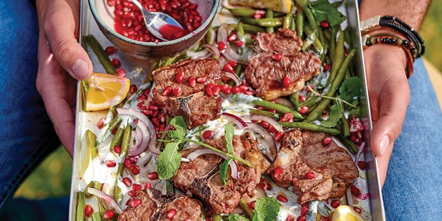 Geroosterde lamskoteletjes, salade van prinsessenboontjes met granaatappel