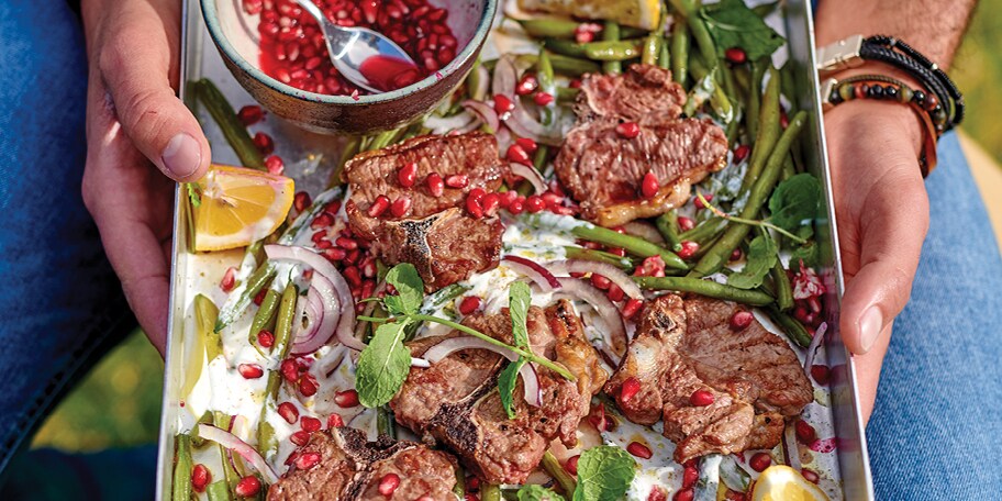 Geroosterde lamskoteletjes, salade van prinsessenboontjes met granaatappel