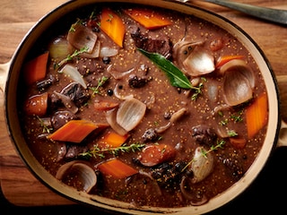 Civet de marcassin au vin rouge et pommes rôties aux herbes