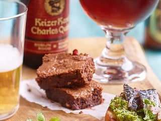 Chocoladebrownie met noten en gedroogd rood fruit