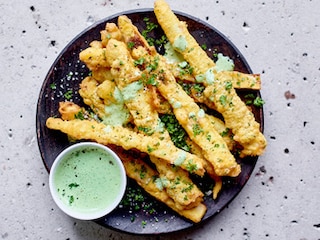 Beignets d’asperges épicés, sauce au yaourt et au persil