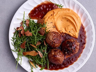 Purée et chips de patates douces, boulettes au thym