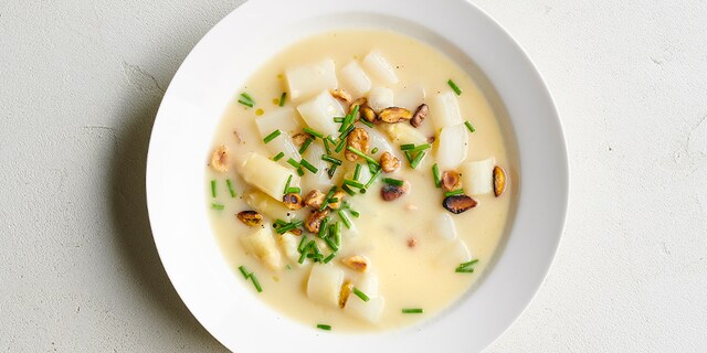 Aspergesoep met geroosterde noten