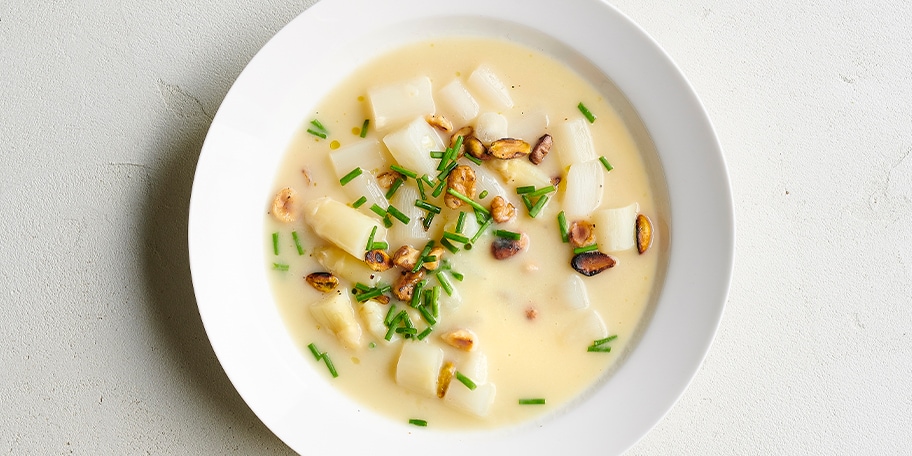 Aspergesoep met geroosterde noten