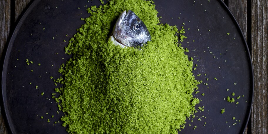 Goudbrasem in een groene zoutkorst