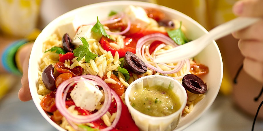 Salade de pâtes grecques à la vinaigrette au concombre