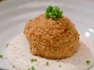 Croquettes de gambas et sauce au yaourt à l’ail rôti