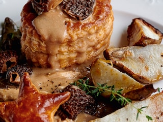 Bouchées à la reine au coucou de Malines et aux morilles, topinambours rôtis