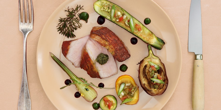 Filet mignon de veau poché, légumes provençaux, jus olive et condiments