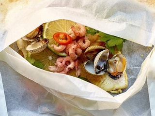 Papillote de loup aux crevettes grises et aux coques