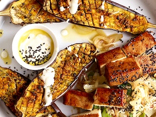 Tofu laqué, aubergines rôties et riz sauté aux oignons