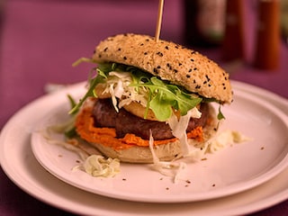 Burgers de cerf au chou mariné, pommes et houmous de patate douce