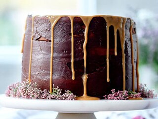 Hoge chocoladetaart met zoute karamel