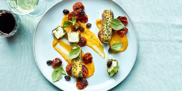 Croquettes de feta au coulis de potimarron, tomates et olives grillées