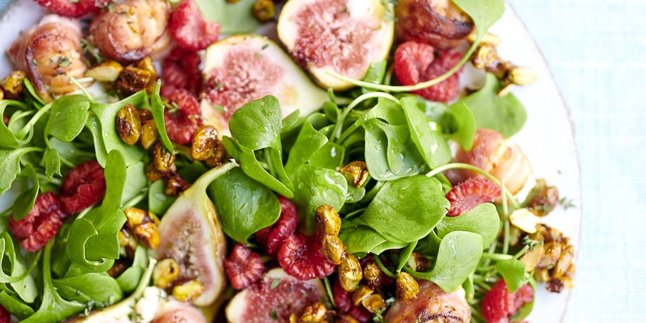 Salade de chèvre au lard, aux figues et framboises, vinaigrette au thym