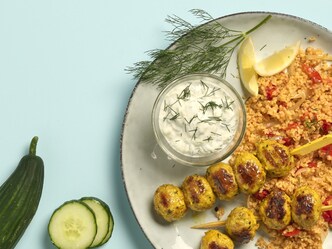 Brochettes de boulettes, tzatziki et boulgour aux tomates
